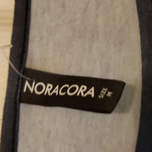 Noracora top women's size medium M US 8 shades of blue on black (I think black) - Picture 4 of 10